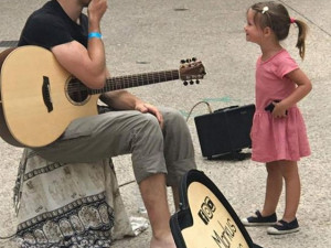 VIDEO: Hrát na kytaru jinak? V Pražské to ukáže Adam Morkus