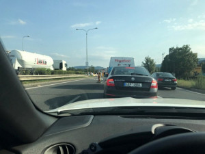 Průtah na Prahu stál.