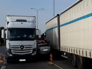 FOTO: Dva kamiony vzaly mezi sebe auto. Průtah Libercem zkolaboval