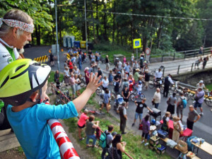 Závody historických kol ve Zvolenské ulici.