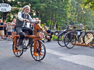 Závody historických kol ve Zvolenské ulici.