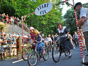 Závody historických kol ve Zvolenské ulici.