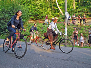 Závody historických kol ve Zvolenské ulici.