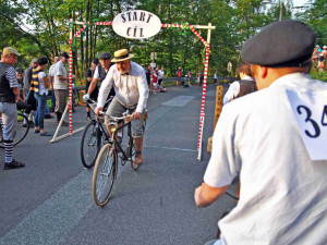 Závody historických kol ve Zvolenské ulici.