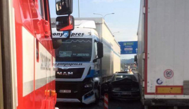 Ve zúžení se srazily dva náklaďáky a osobák.