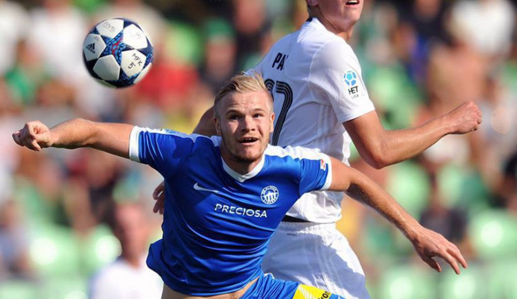 Jan Mikula v souboji s karvinským hráčem.