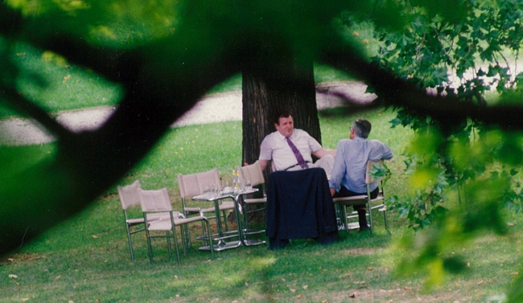 Vladimír Mečiar a Václav Klaus dohadují rozdělení Československa.