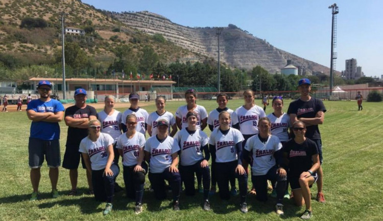 Softbalistkám Ledenic na prestižním turnaji útok na medaile nevyšel