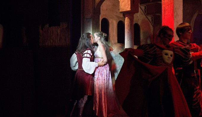 Herci v kostýmech se na první školní den infiltrují do života města. Najděte je!