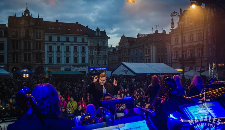 Big´o´band na náměstí před radnicí.