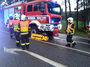 FOTO: Dvě nehody uzavřely silnici u Lvové. Vrtulník nemohl vzlétnout, bourali i hasiči