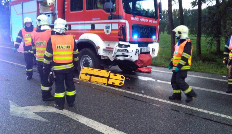 Do hasičů narazilo osobní auto.
