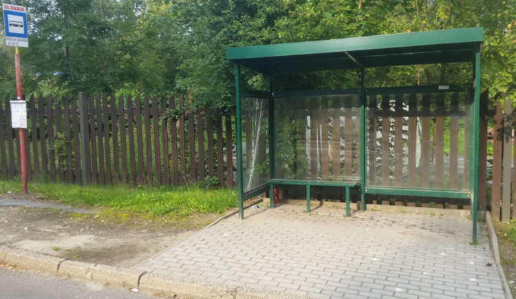 Poškozená zastávka ve Stráži.