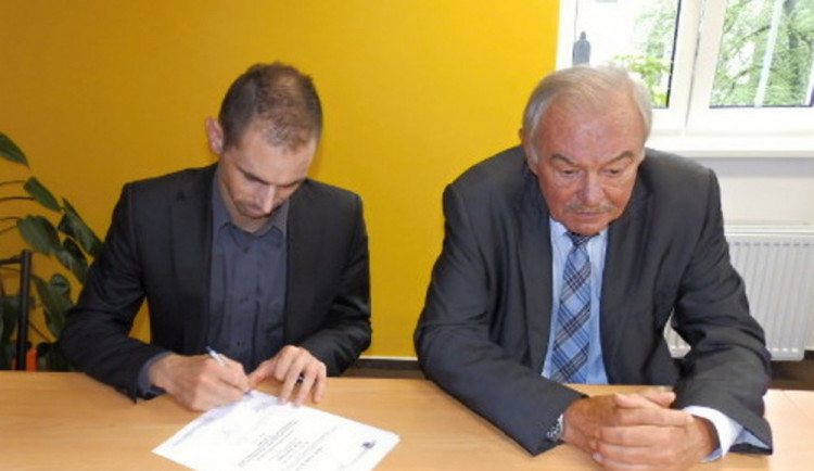 Jan Lejsek podepisuje pověřovací listiny