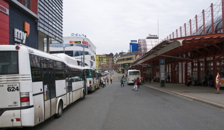 Dopravní podnik chce nalákat do autobusů víc cestujících. Připojil se do kampaně