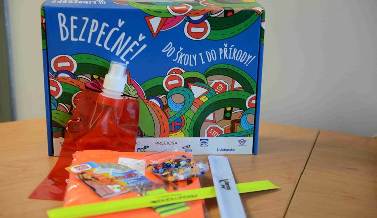 Na prvňáky dnes na lavicích čekaly speciální kufříky. Složil se na ně kraj s desítkami partnerů.