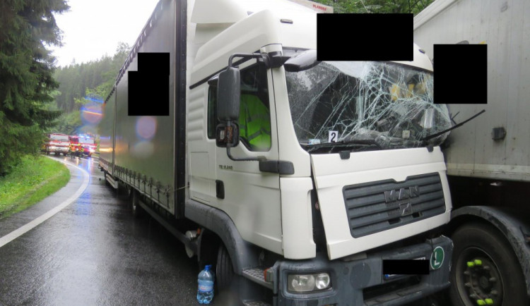 Mokrá silnice, smyk a rána. Za střet dvou nákladních aut mohla nepřiměřená rychlost.