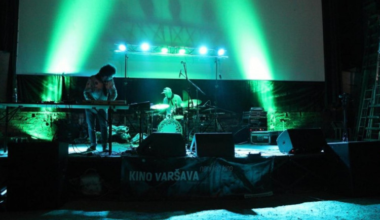 Kino Varšava otevřelo novou sezonu, peníze na další rekonstrukci chtějí získat benefičními akcemi