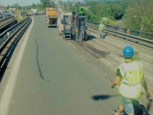 Na mostě na průtahu Libercem se opět kradlo. Zmizelo skoro dvě stě metrů kabelů