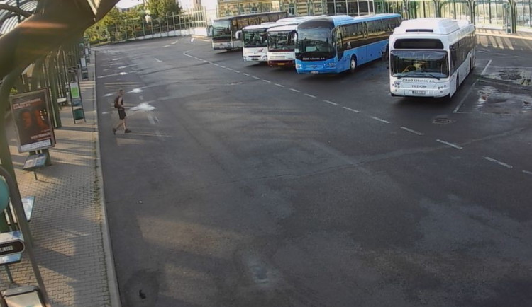 Neznámý mladík ukradl autobus a ujel s ním do Bílého Kostela. Policie žádá o pomoc veřejnost.