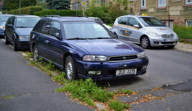 Autovrak v Husitské ulici v Liberci.