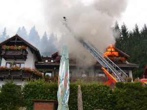 FOTO: V Harrachově hořel ve středu odpoledne penzion, škoda je půl druhého milionu