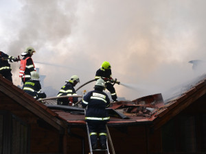 V Harrachově hořel ve středu odpoledne penzion, škoda je půl druhého milionu.
