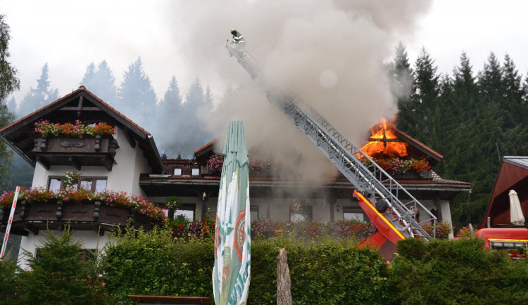 V Harrachově hořel ve středu odpoledne penzion, škoda je půl druhého milionu.