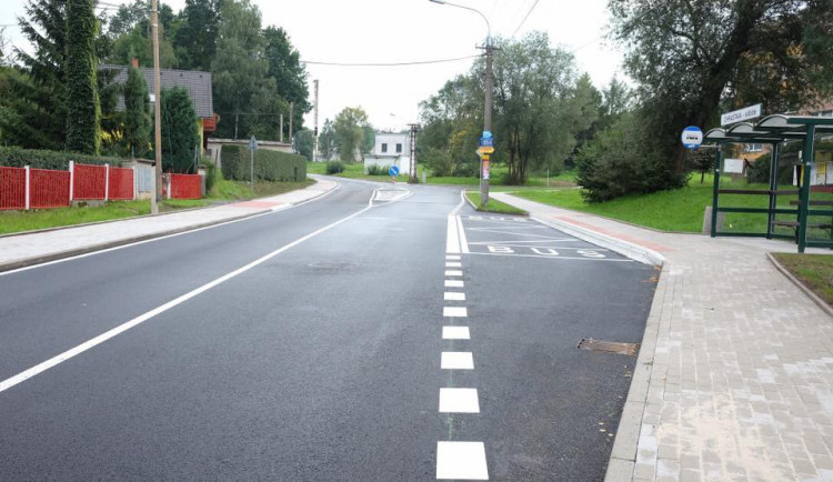 Oprava příjezdové silnice do Chrastavy je u konce.