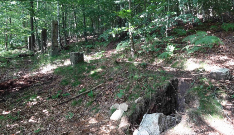 Vykopaná díra, sloupek pryč.