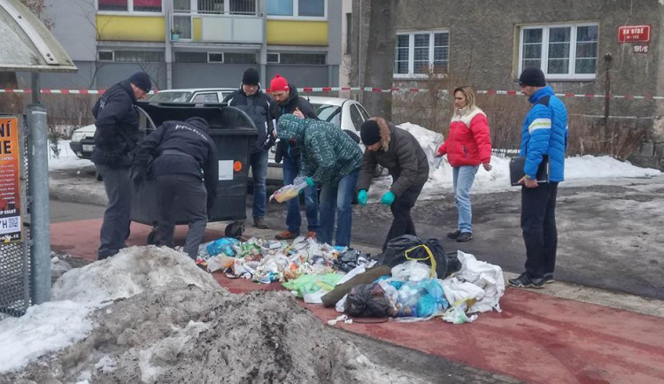 Kriminalisté prohledávající místo nálezu dítěte.
