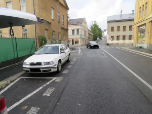 Octavii zaparkoval na  šikmých čarách, auto mu kdosi naboural. Viníka hledá policie