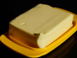 O farmářské máslo je po zdražení v obchodech větší zájem. Jiní řeší zdražení výrobou vlastního