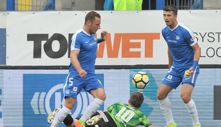 Plzeň nás potrestala z brejků. Hráli jsme hrozně naivně, pomalu, hodnotí utkání s Plzní Coufal.