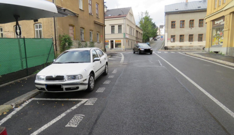 Octavii zaparkoval na  šikmých čarách, auto mu kdosi naboural. Viníka hledá policie.