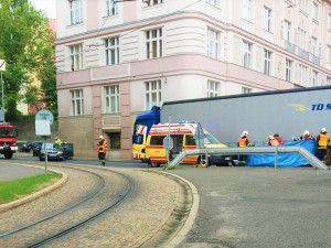 Kamion srazil ženu na přechodu v centru Jablonce, těžce zraněná skončila v liberecké nemocnici