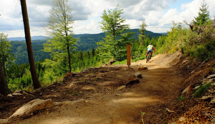 Na Tanvaldském Špičáku v Jizerských horách mají nový bikepark.
