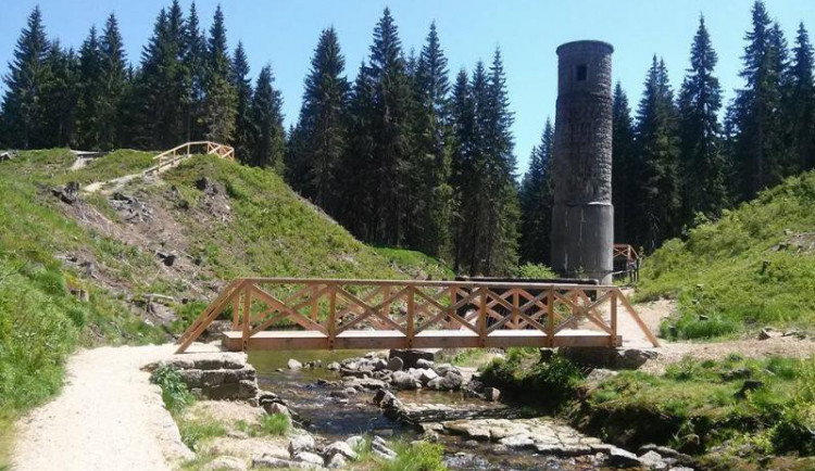 Protržená přehrada.