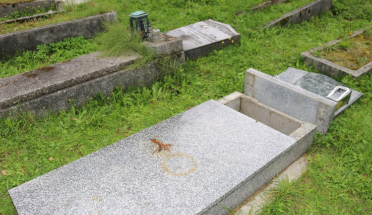 Poničené hroby v Tanvaldu.