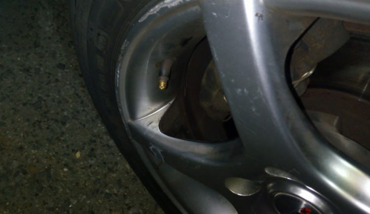 Poškozené auto českolipských strážníků.