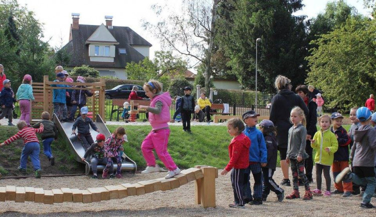 Dětské hřiště v Metelkových sadech.