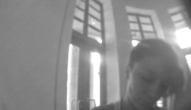 Žena zachycená bankomatem.