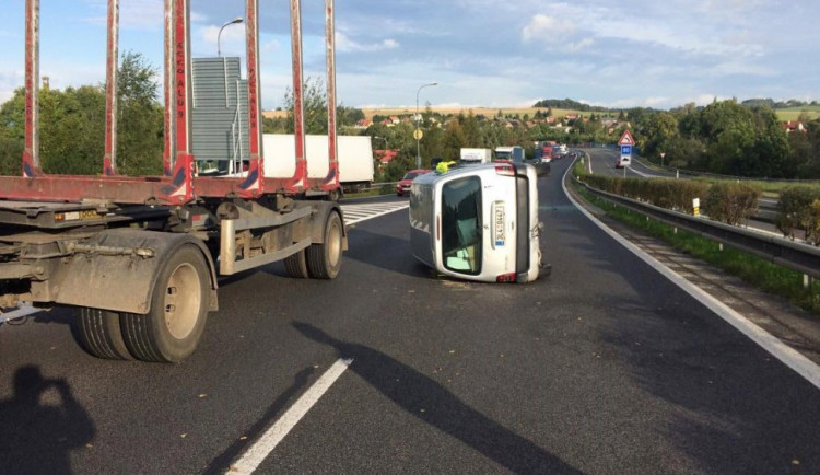 Střet nákladního automobilu a osobáku zastavil provoz na hlavním tahu na Liberec