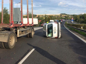 Střet nákladního automobilu a osobáku zastavil provoz na hlavním tahu na Liberec