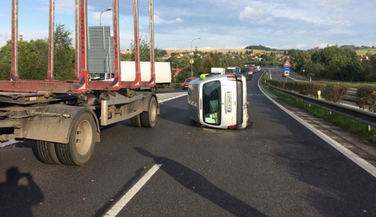 Střet nákladního automobilu a osobáku zastavil provoz na hlavním tahu na Liberec.