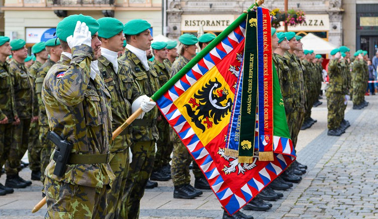 V Liberci dnes jednotka slavila 40 let od vzniku chemické brigády a také 150. výročí přítomnosti vojsk ve městě.