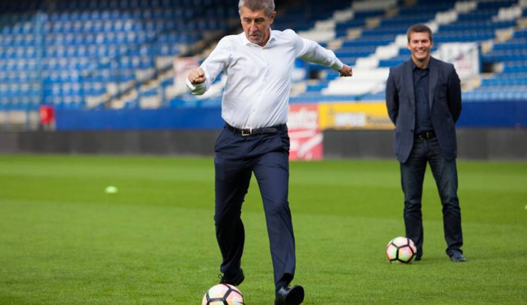 Andrej Babiš střílí na bránu.