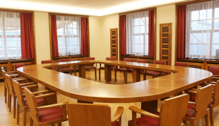 Další části radnice v Jablonci se vrátily do původní podoby.