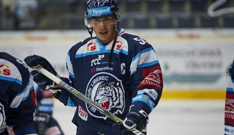 Martin Ševc dostal za faul kolenem třízápasový distanc.