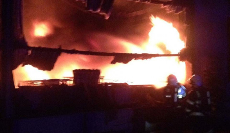 Požár haly v Lomnici nad Popelkou hasiči v noci uhasili